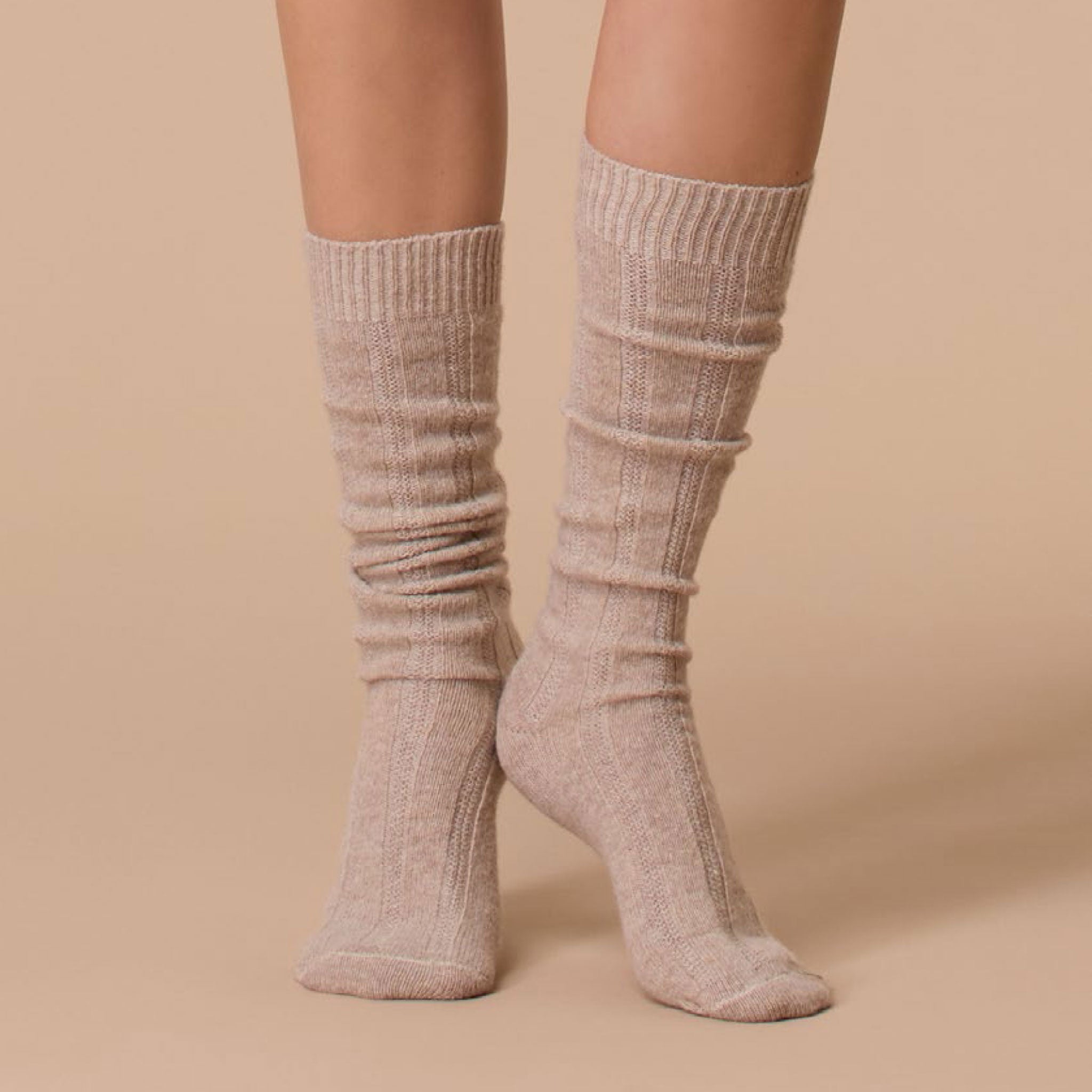 The SECRETCLOSET別注BRESCIANIカシミヤニーハイソックス セントアンドリュース SA 【温熱】ポンポン付きケーブル編みニー